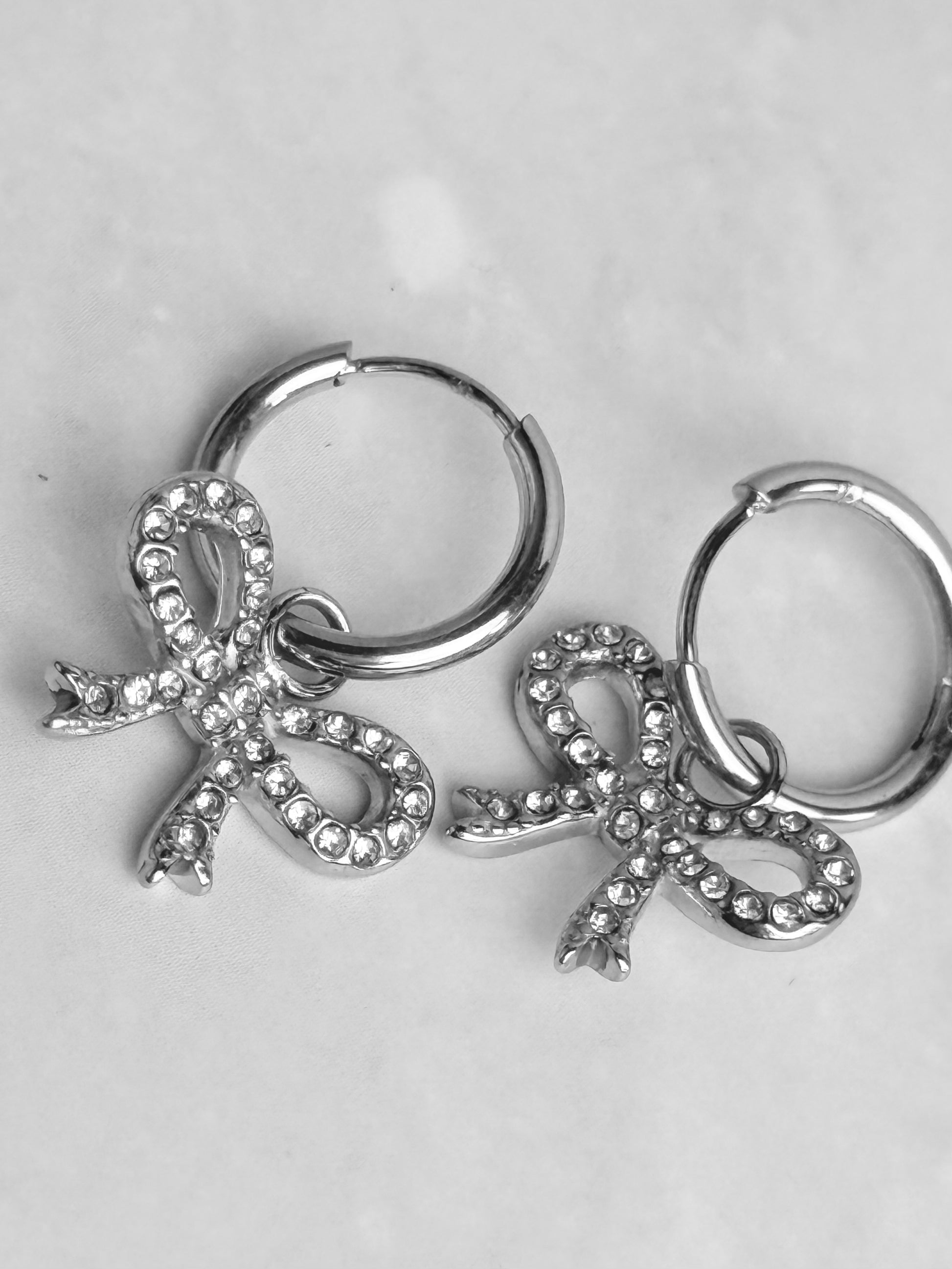 Hi-Life Pave Ribbon Huggie Ohrringe 14K vergoldet, versch. Farben