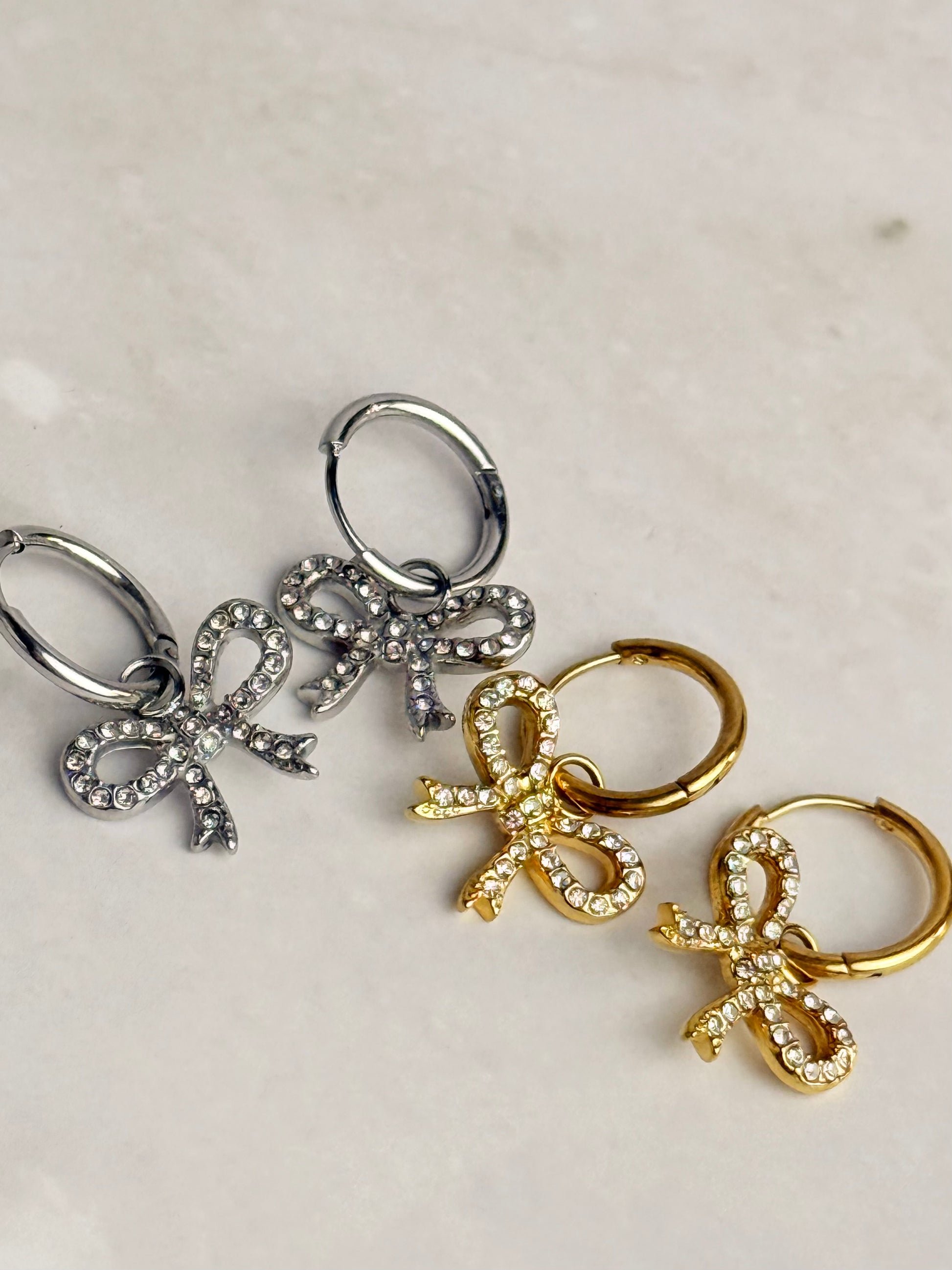 Hi-Life Pave Ribbon Huggie Ohrringe 14K vergoldet, versch. Farben