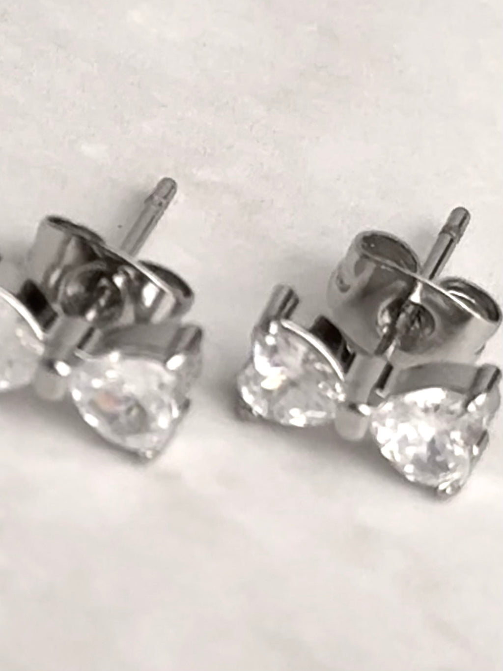 Hi-Life Pave Heart Ribbon Ohrstecker 14K vergoldet, versch. Farben