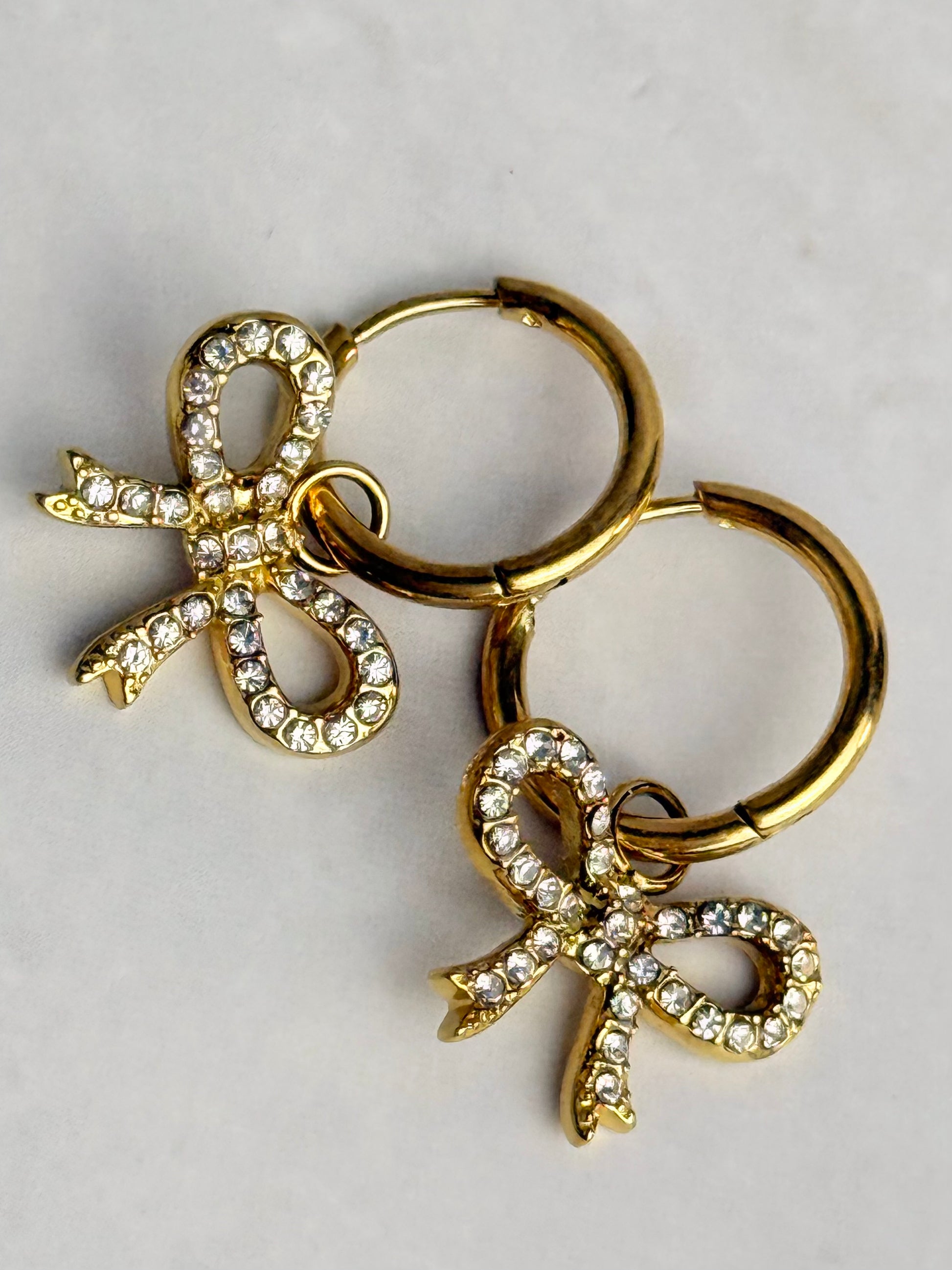 Hi-Life Pave Ribbon Huggie Ohrringe 14K vergoldet, versch. Farben