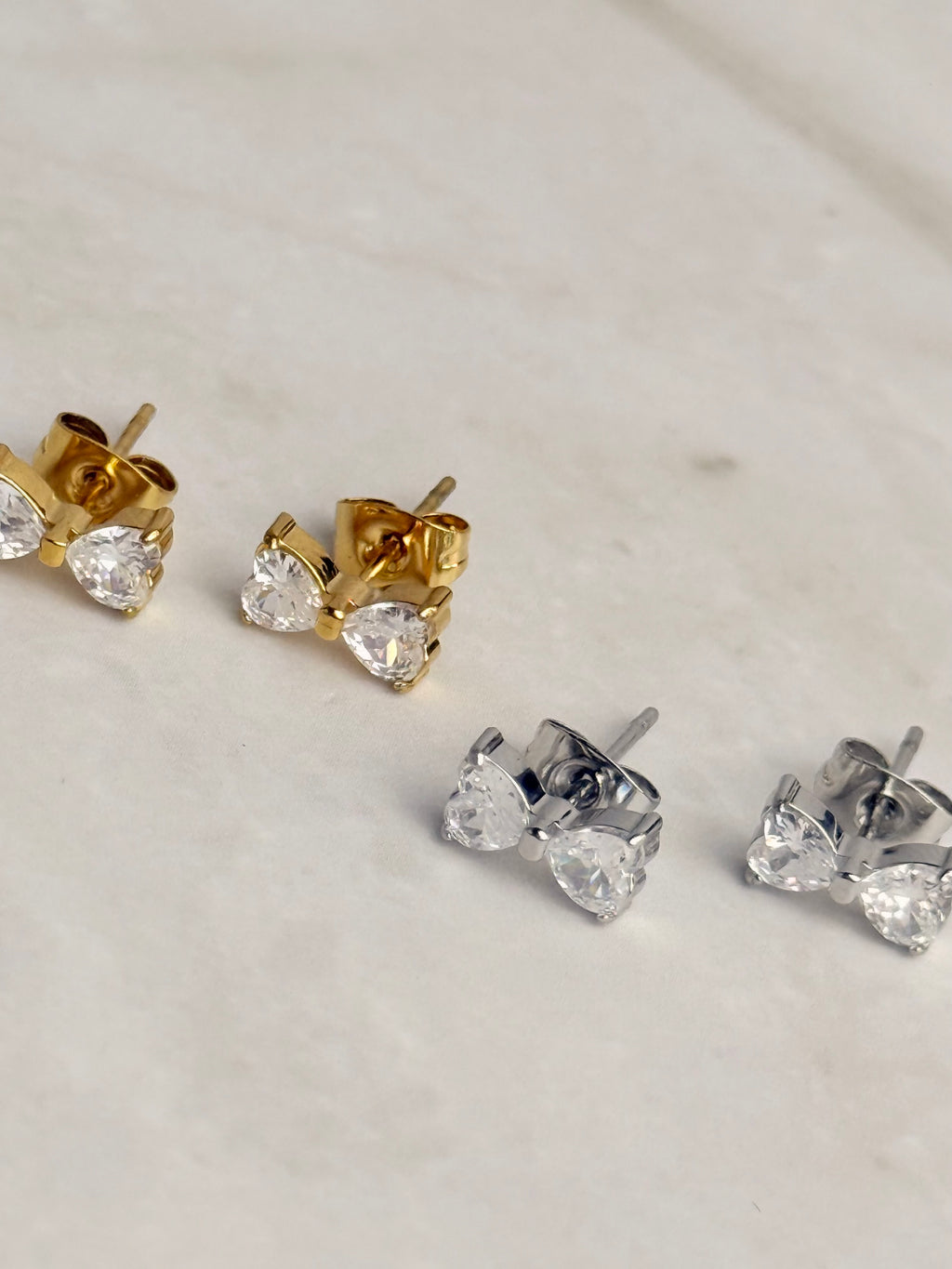 Hi-Life Pave Heart Ribbon Ohrstecker 14K vergoldet, versch. Farben