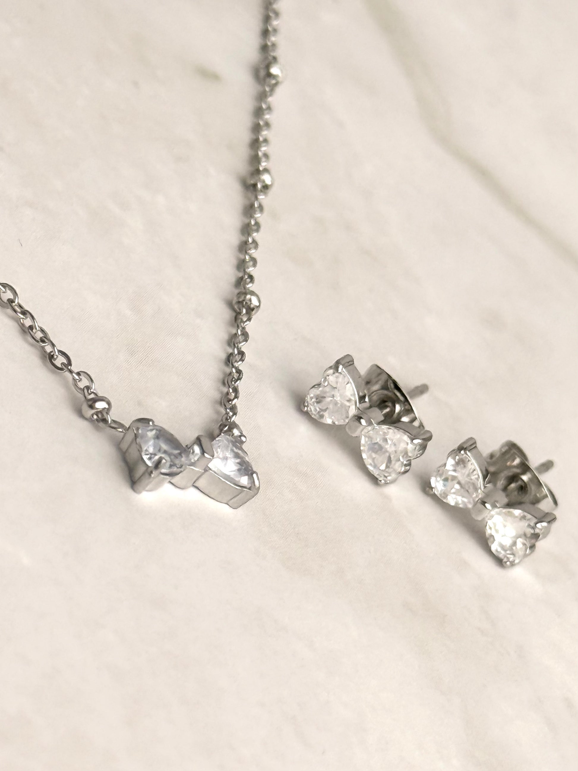 Hi-Life Pave Heart Ribbon Ohrstecker 14K vergoldet, versch. Farben