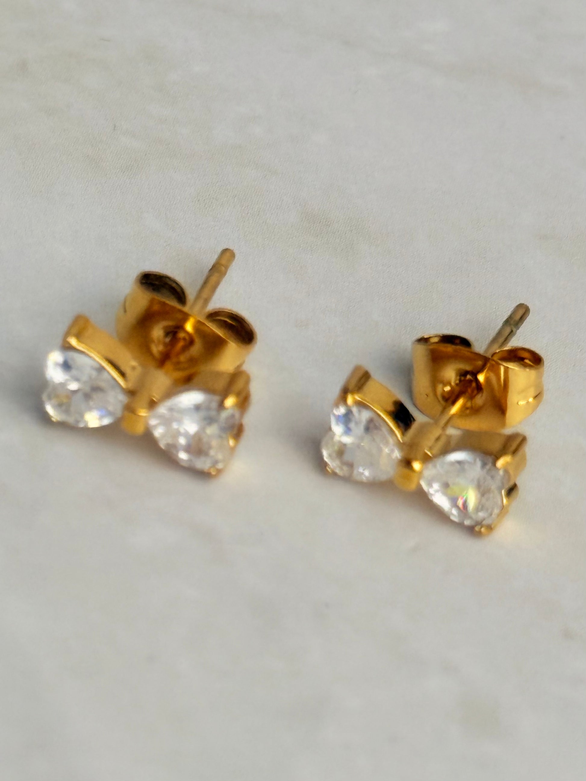 Hi-Life Pave Heart Ribbon Ohrstecker 14K vergoldet, versch. Farben